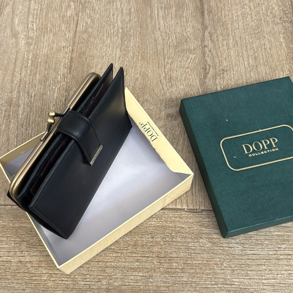 Genuine leather kisslock wallet
